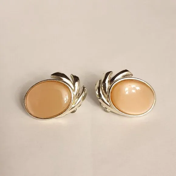 Vintage CORO Clip Earrings Beige Silver Tone Signed Thermoset Moonglow 50's 60's - Picture 4 of 5